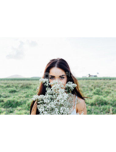 해외 여자모델 젊은 여자 꽃 꽃다발 여자 젊은 꽃다발 여성 소녀 화이트 메이크업 꽃 하루 미소녀