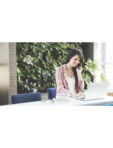 해외 여자모델 여성 회사원 작업 비즈니스 우먼 노트북 컴퓨터 전문가 휴대 전화 통신 임원 성공적인 기업