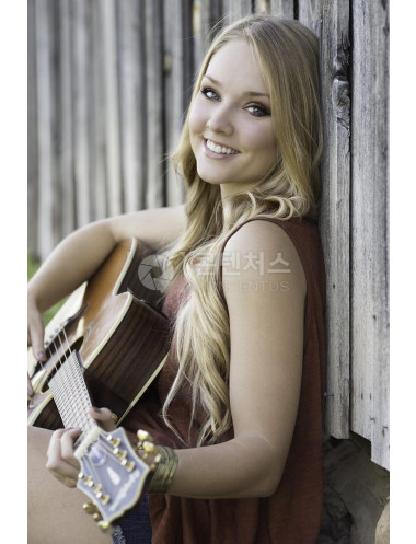 해외 여자모델 기타 아름 다운 음악 기계 소녀 행복한 젊은 여성