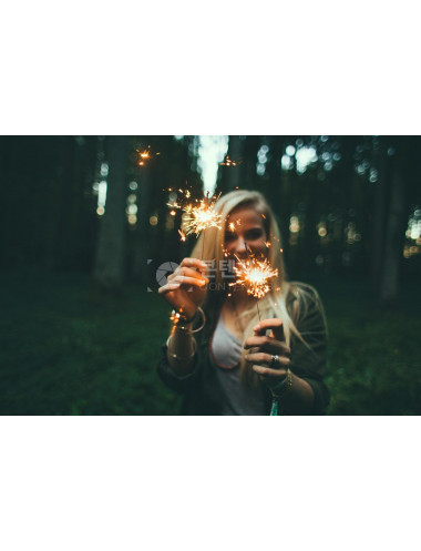 해외 여자모델 소녀 폭죽 불꽃놀이 금발 축하 행복한 젊은 명랑 사람 미소 즐거운 미소녀