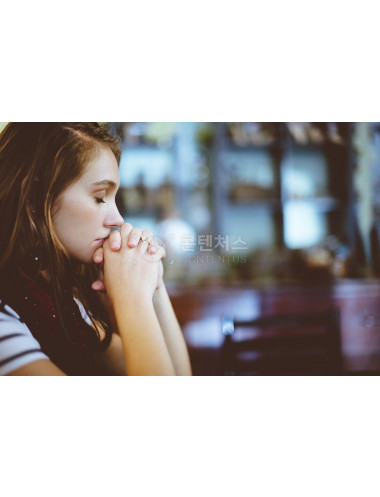 해외 여자모델 흐림 근접 소녀 미소녀 여성 손 기도 희망