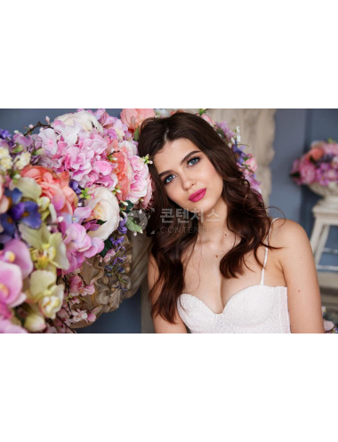 해외 여자모델 긴머리 소녀 메이크업 입술 눈 코 입아름다움 봄 꽃 미소녀 여성