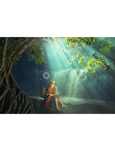 해외 여자모델 아시아 폭포 나무 신비로운 소녀 베트남 태국 인도네시아 미얀마 앉아있는 전통적인 미소녀